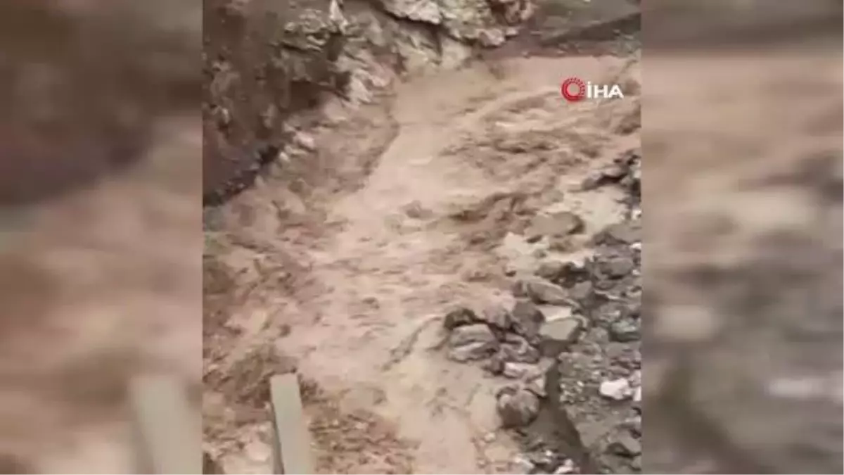 Siirt'te sağanak yağış dereleri doldurdu