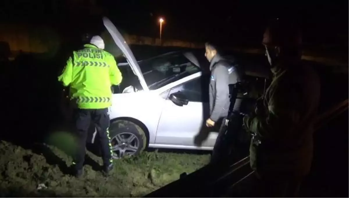 Silivri\'de otomobil bariyerlere çarptı: 2 yaralı