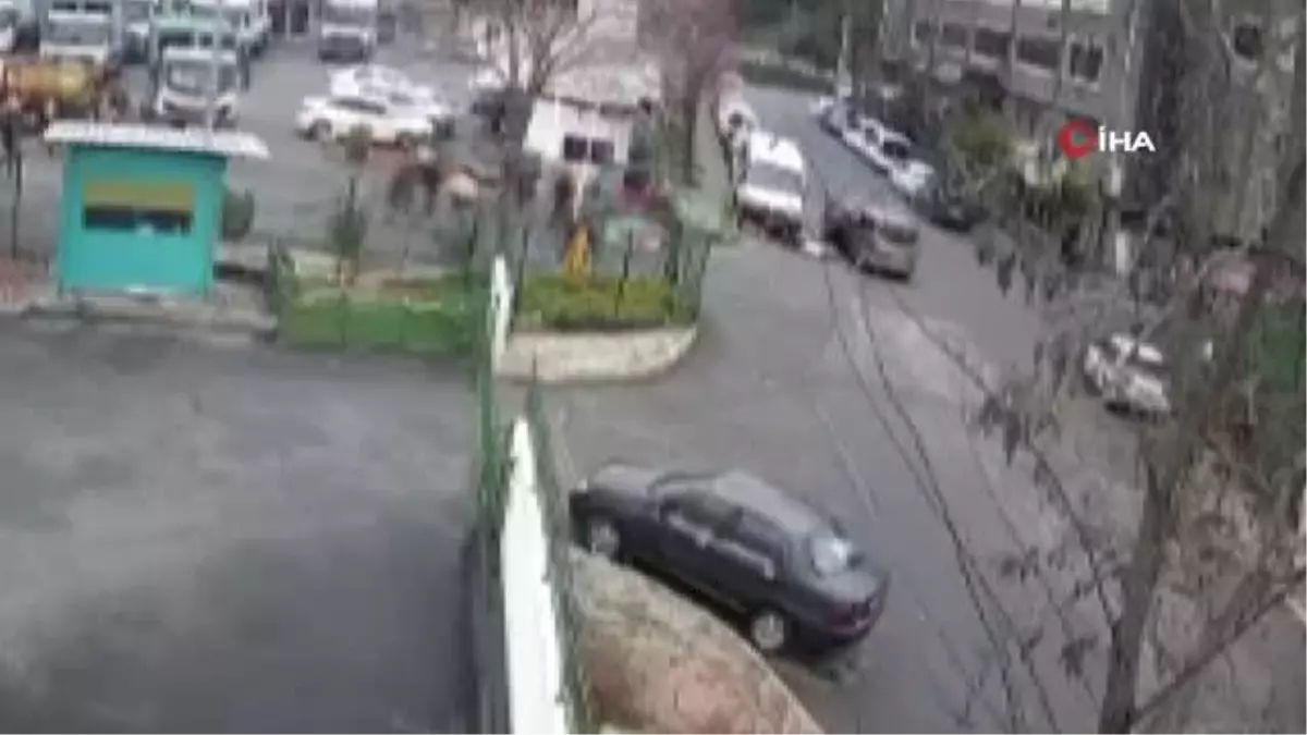 Siparişe giden kurye ile aracın çarpışma anı kamerada