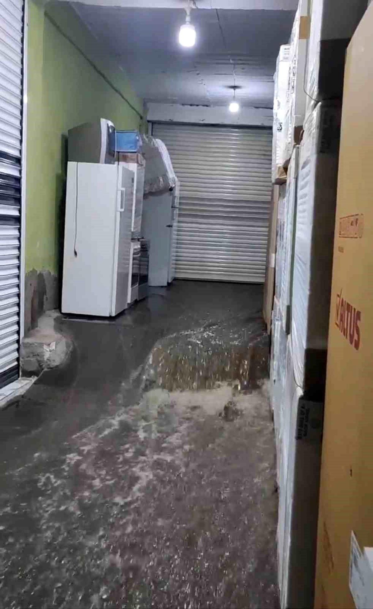 Siverek'te şiddetli yağış su baskınlarına ve sele neden oldu