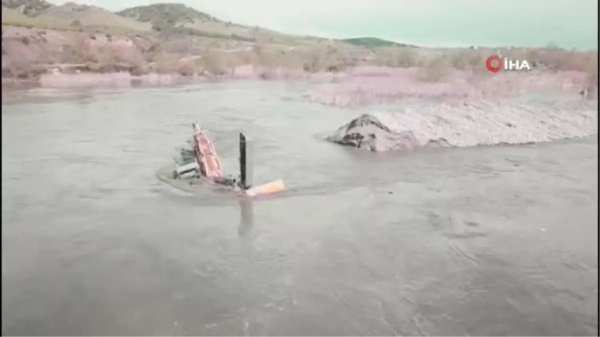 Su seviyesi yükselen Yeşilırmak\'ta iş makinesi sular altında kaldı, balıklar kıyıya vurdu