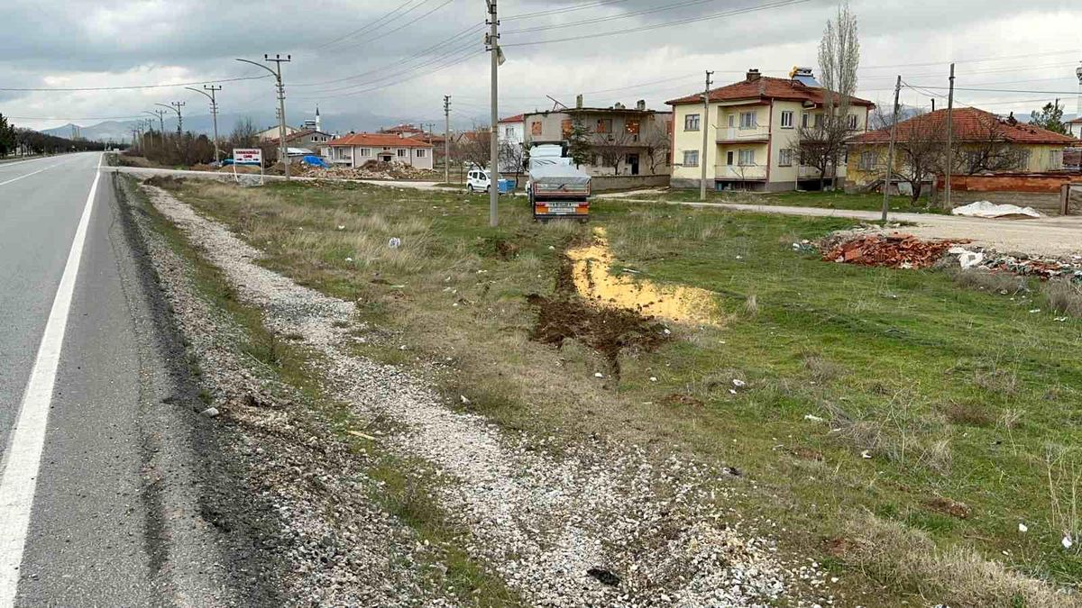 Sürücü yaptığı manevra ile mısır yüklü tırı devrilmekten kurtardı