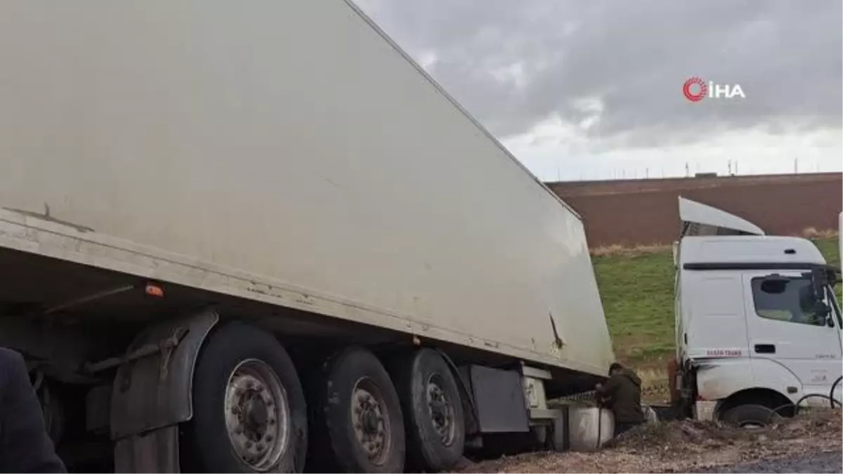 Tırın şarampole yuvarlandığı kazada 1 kişi yaralandı