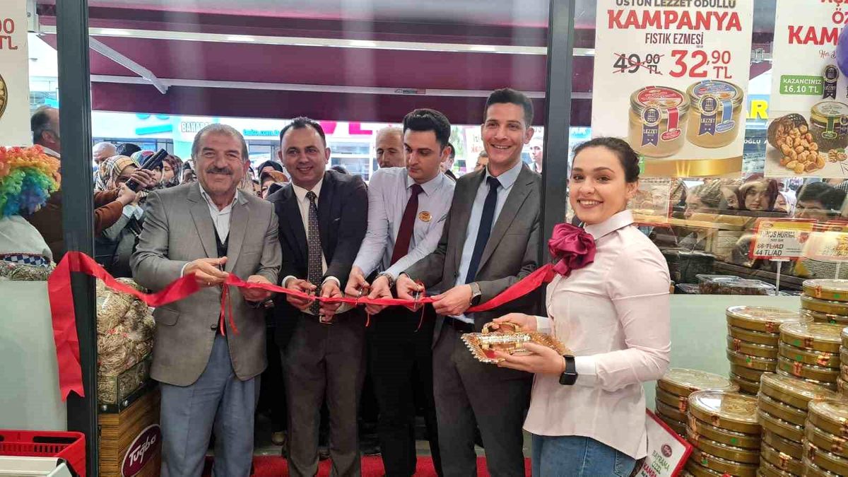 Tuğba Kuruyemiş 105. mağazasını Soma\'da açtı