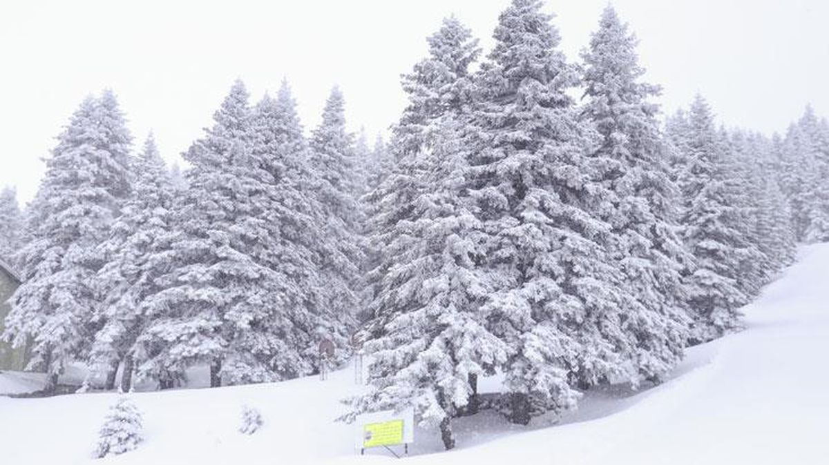 Uludağ'a nisan ortasında kar yağdı! Kar kalınlığı yarım metreyi geçti