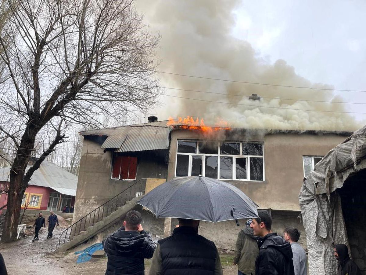 Yüksekova'da ev yangınında 4 çocuk zehirlendi
