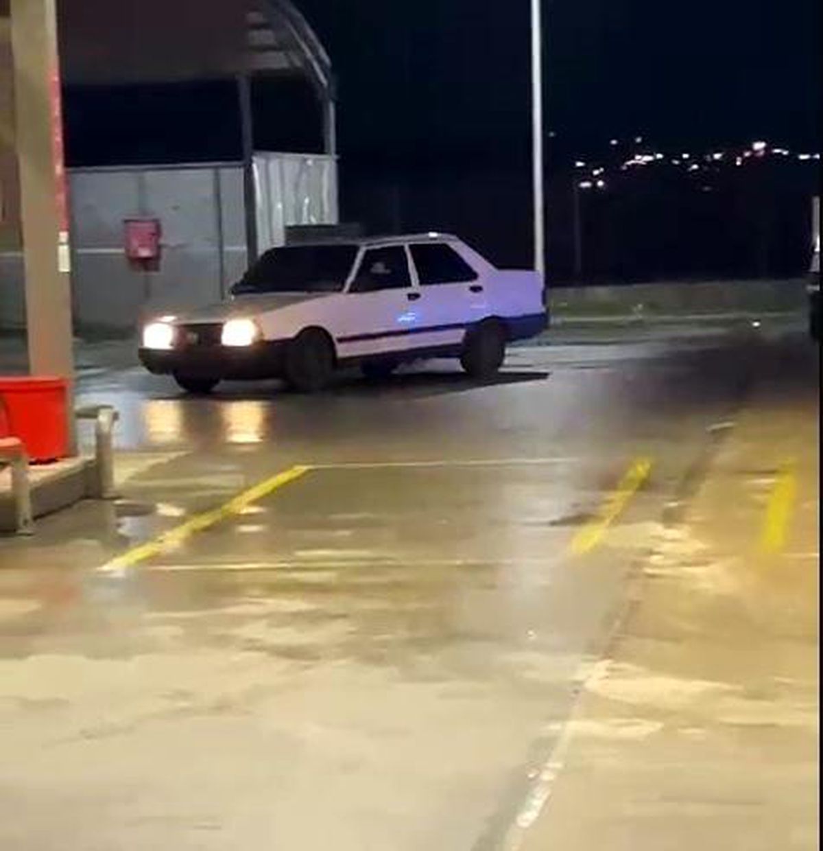 Akaryakıt istasyonunda drift çılgınlığı kamerada