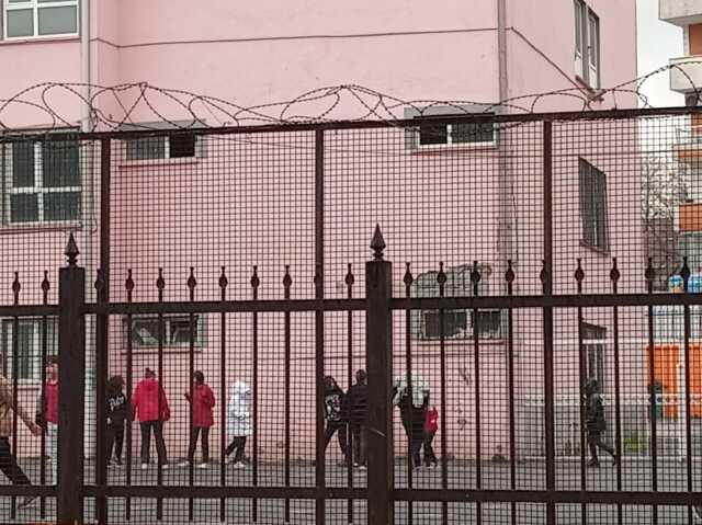 Bahçelievler'deki ortaokulda korkutan manzara! Duvarlarda derin çatlaklar oluştu, veliler tedirgin Bahçelievler'deki ortaokulda korkutan manzara! Duvarlarda derin çatlaklar oluştu, veliler tedirgin