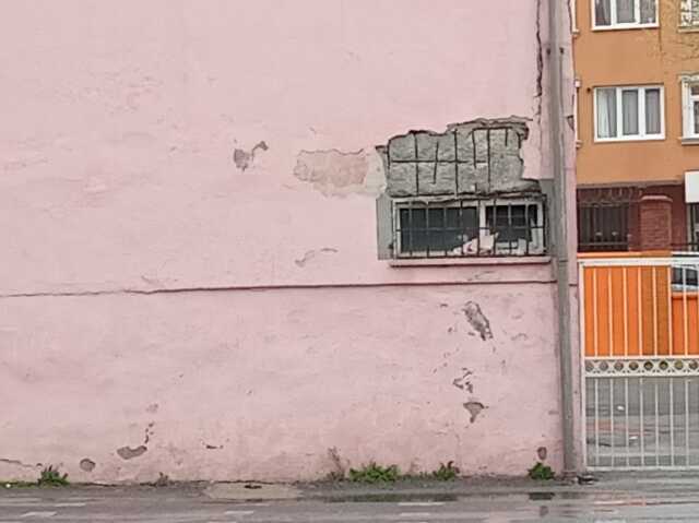Bahçelievler'deki ortaokulda korkutan manzara! Duvarlarda derin çatlaklar oluştu, veliler tedirgin Bahçelievler'deki ortaokulda korkutan manzara! Duvarlarda derin çatlaklar oluştu, veliler tedirgin
