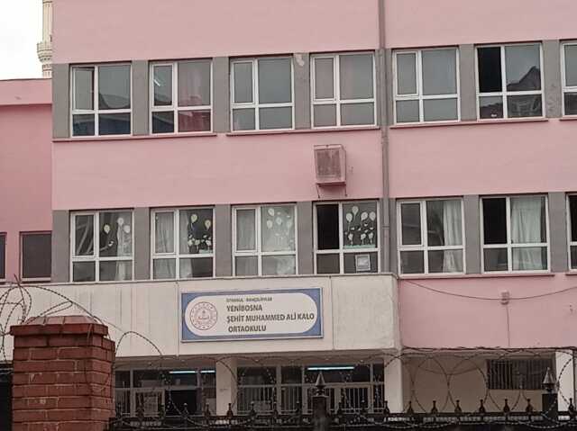 Bahçelievler'deki ortaokulda korkutan manzara! Duvarlarda derin çatlaklar oluştu, veliler tedirgin Bahçelievler'deki ortaokulda korkutan manzara! Duvarlarda derin çatlaklar oluştu, veliler tedirgin