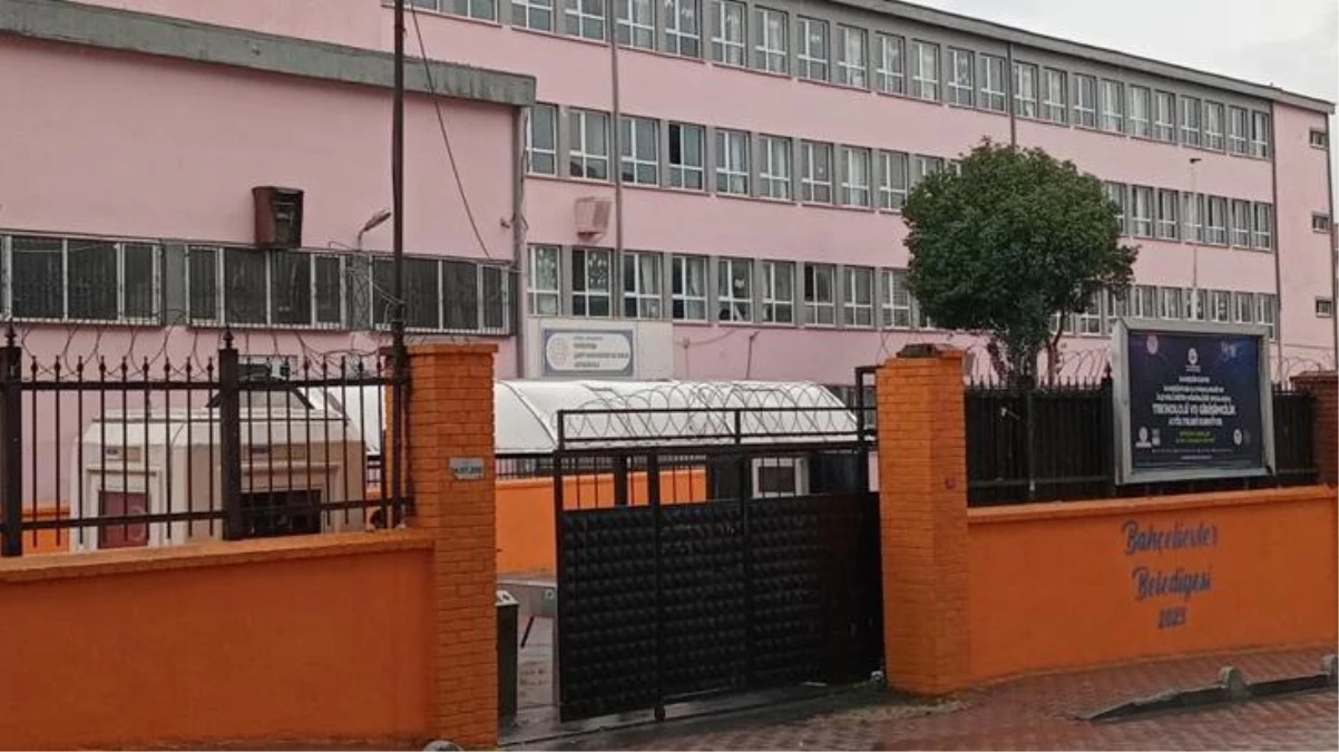 Bahçelievler'deki ortaokulda korkutan manzara! Duvarlarda derin çatlaklar oluştu, veliler tedirgin