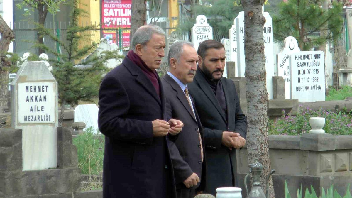 Bakan Akar, aile kabristanını ziyaret etti