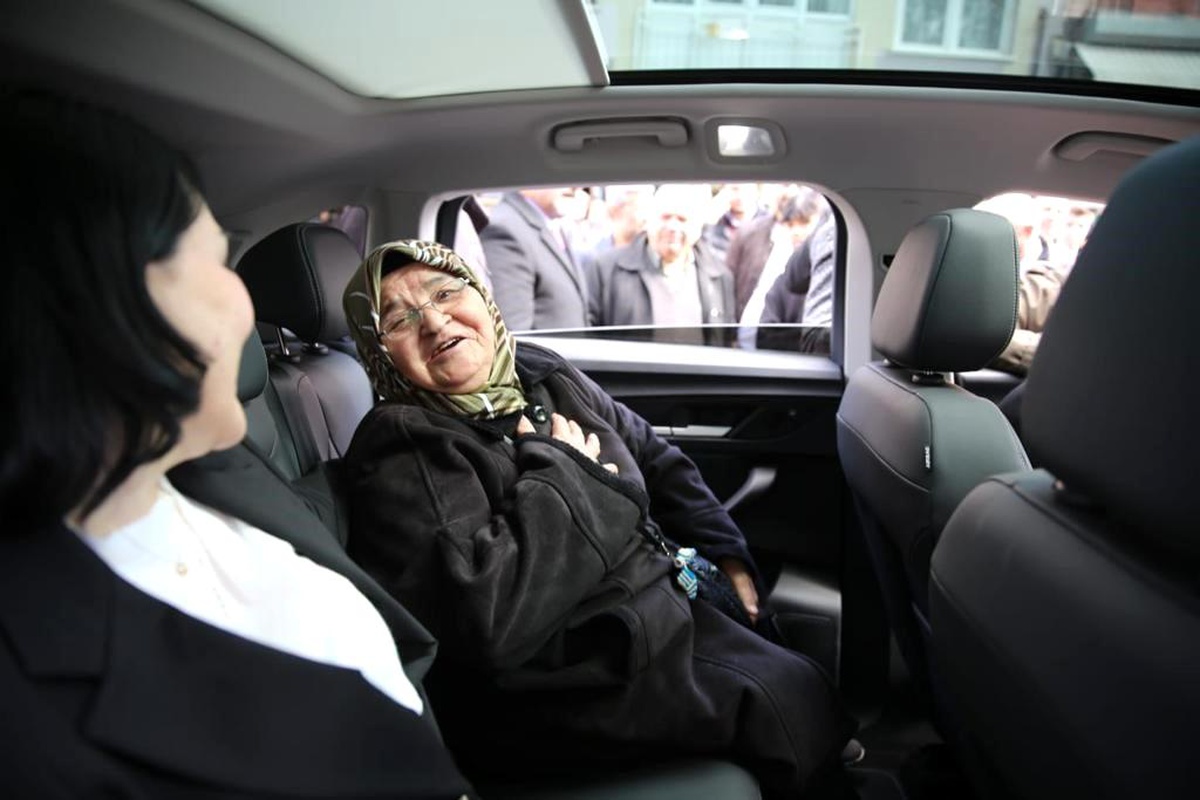 Bakan Dönmez, Gülistan teyzenin TOGG\'a binme isteğini kırmadı