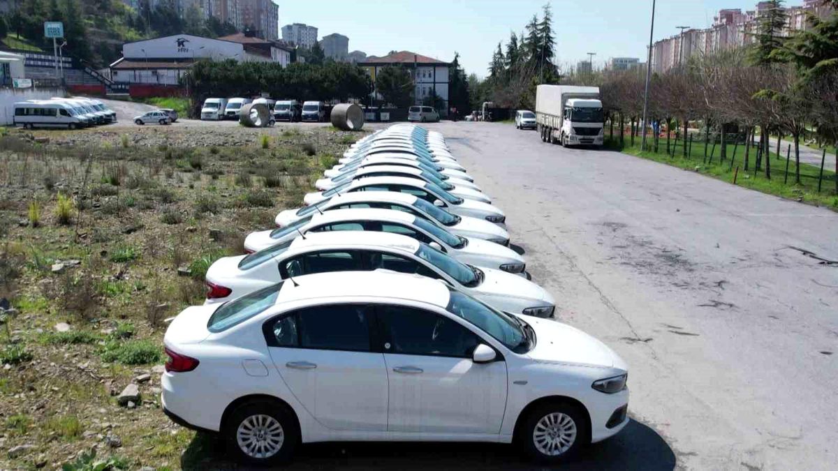 Başakşehir\'de boş arazide stoklanmış araçlar bulundu