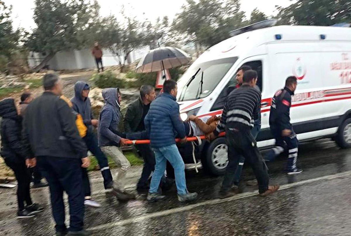 Beton mikseri devrildi, sürücü yaralandı