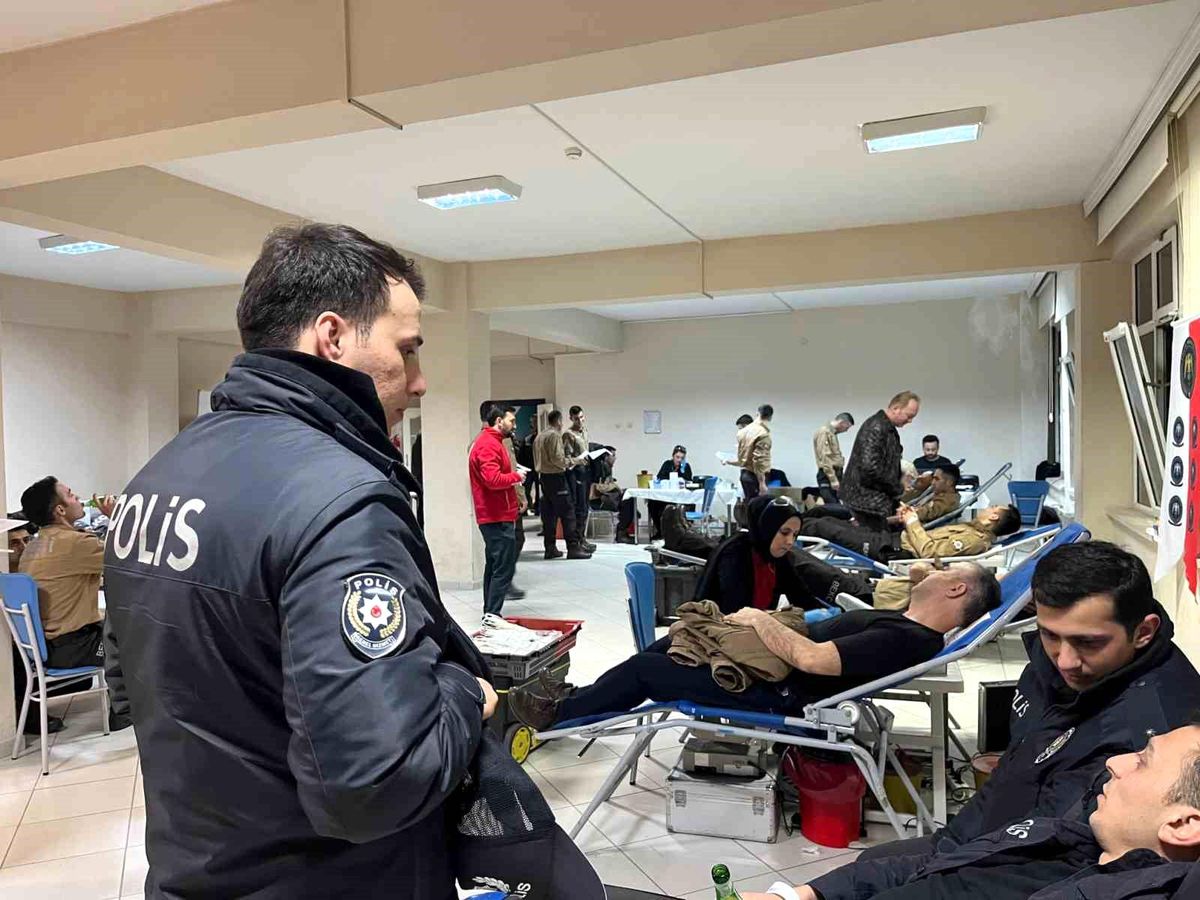 Bursa'da yüzlerce polis ve bekçi 'Asgari düzey uyarısı' yapan Kızılay'a kan dostu oldu