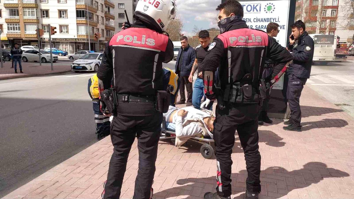Caddede yürürken silahla vuruldu