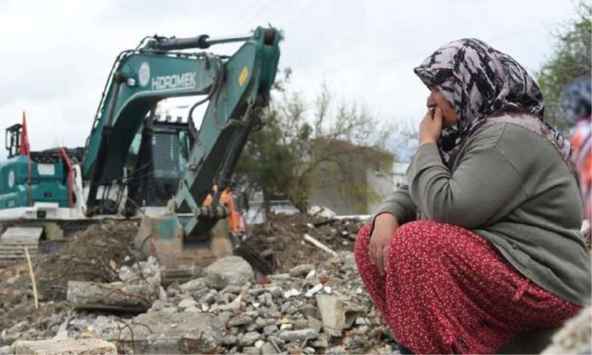 Depremde torununu kaybeden kadın enkaz kaldırma çalışmalarını gözyaşlarıyla izledi