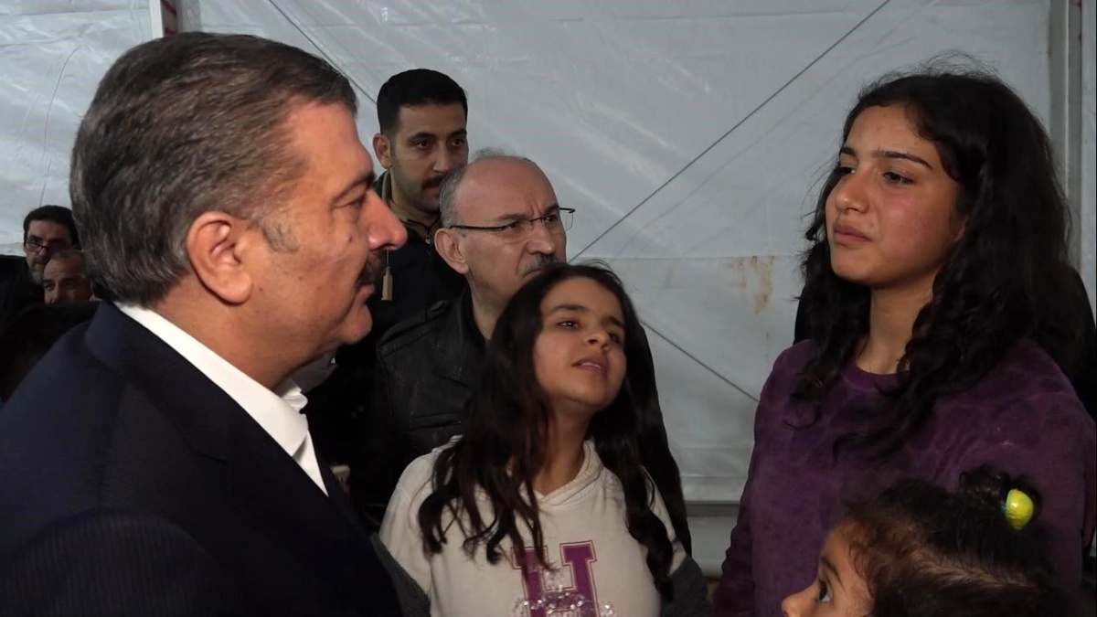 Depremzede çocuk Bakan Koca\'yı duygulandırdı