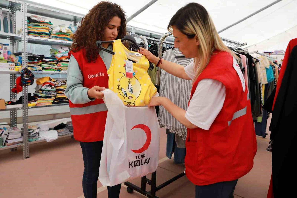 Depremzede çocukların bayramlıkları Kızılay\'dan