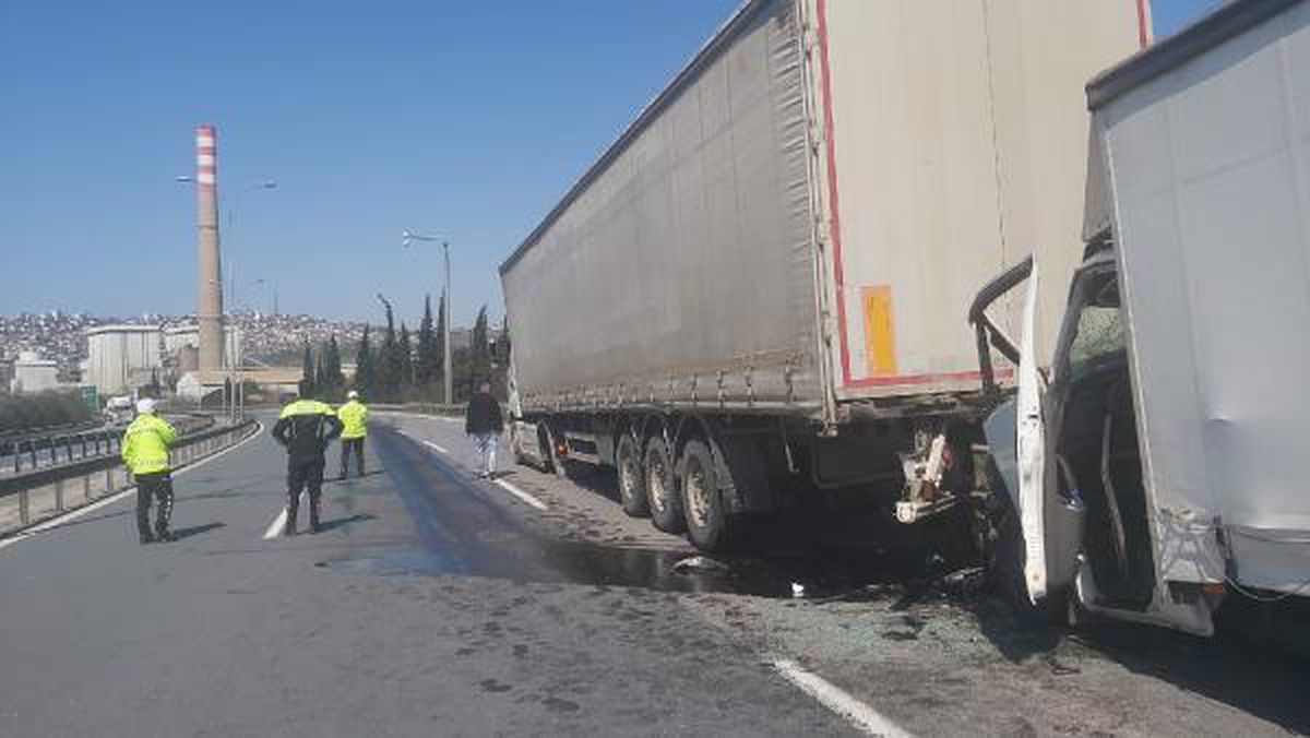 Dilovası'nda TIR'a çarpan kamyonetin sürücüsü yaralandı
