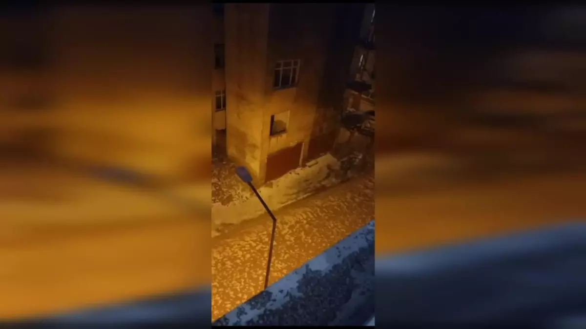 Elazığ'da Caddeler Sular Altında Kaldı, Vatandaş Belediyeye Tepki Gösterdi: 'Ak Parti, Yıllardır Elazığ Belediyesi'ni Yönetiyor. Bunun Sorumlusu Kim'