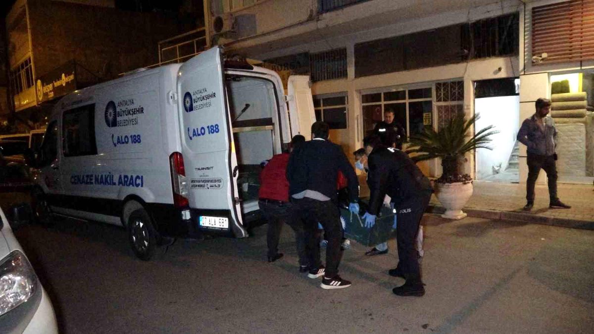 Eski eşin ihbarı polisi alarma geçirdi, evden bir cenaze ve 3 köpek çıktı
