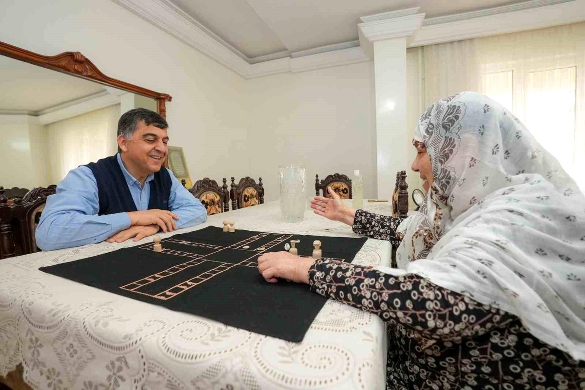 Fadıloğlu, 75 yaşındaki Fazilet İnceman ile peçiç oynadı
