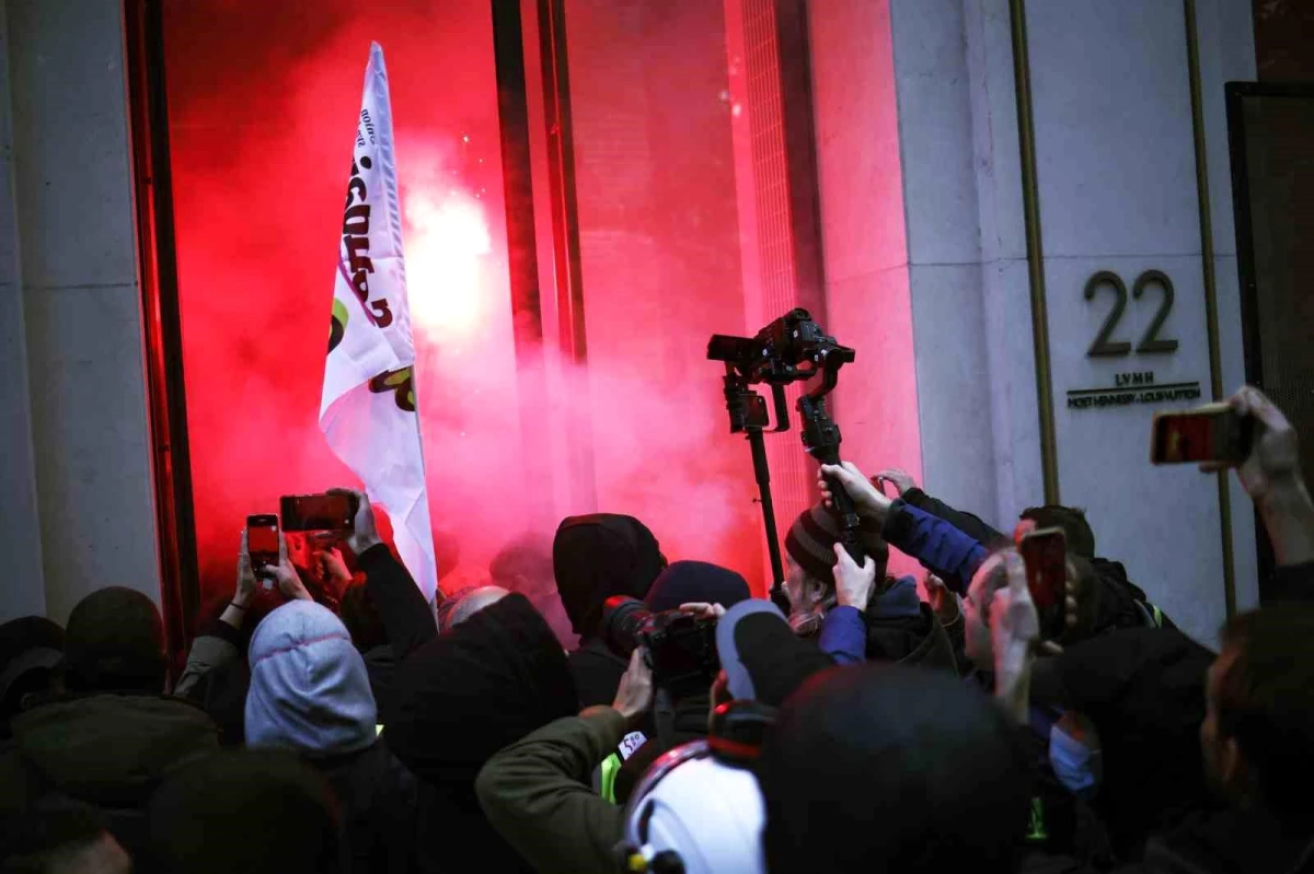 Fransa\'da emeklilik reformuna karşı 12. kitlesel protesto düzenlendi