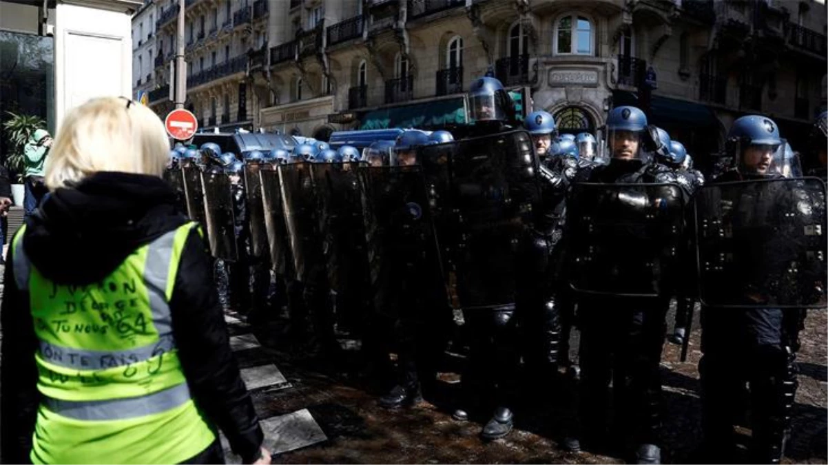 Fransa\'da halkı ayaklandıran emeklilik reformuyla ilgili karar öncesinde vatandaşlar yine sokaklara döküldü