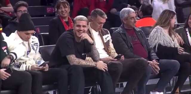 Galatasaray'ın basketbol maçına giden Icardi, tribünden duydukları sonrası kahkahalara boğuldu