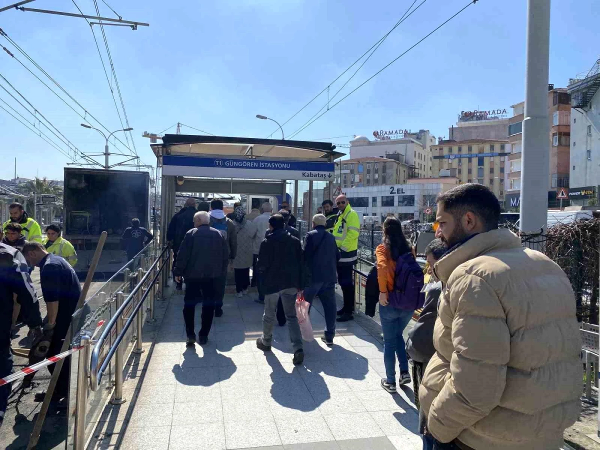 Güngören\'de tramvay raydan çıktı