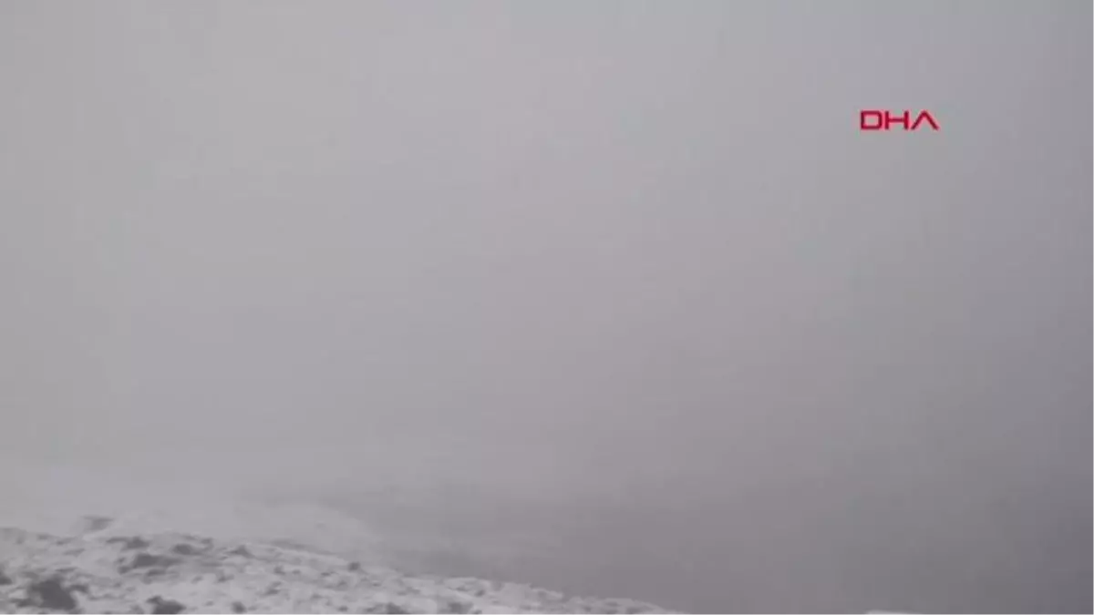 HAKKARİ\'NİN YÜKSEKLERİNE KAR YAĞDI