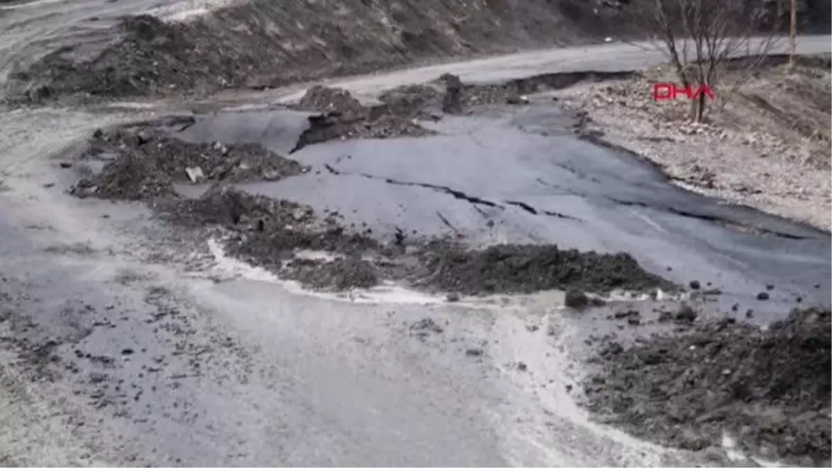 HAKKARİ\'NİN YÜKSEKLERİNE KAR YAĞDI: YOLDA ÇÖKMELER OLDU