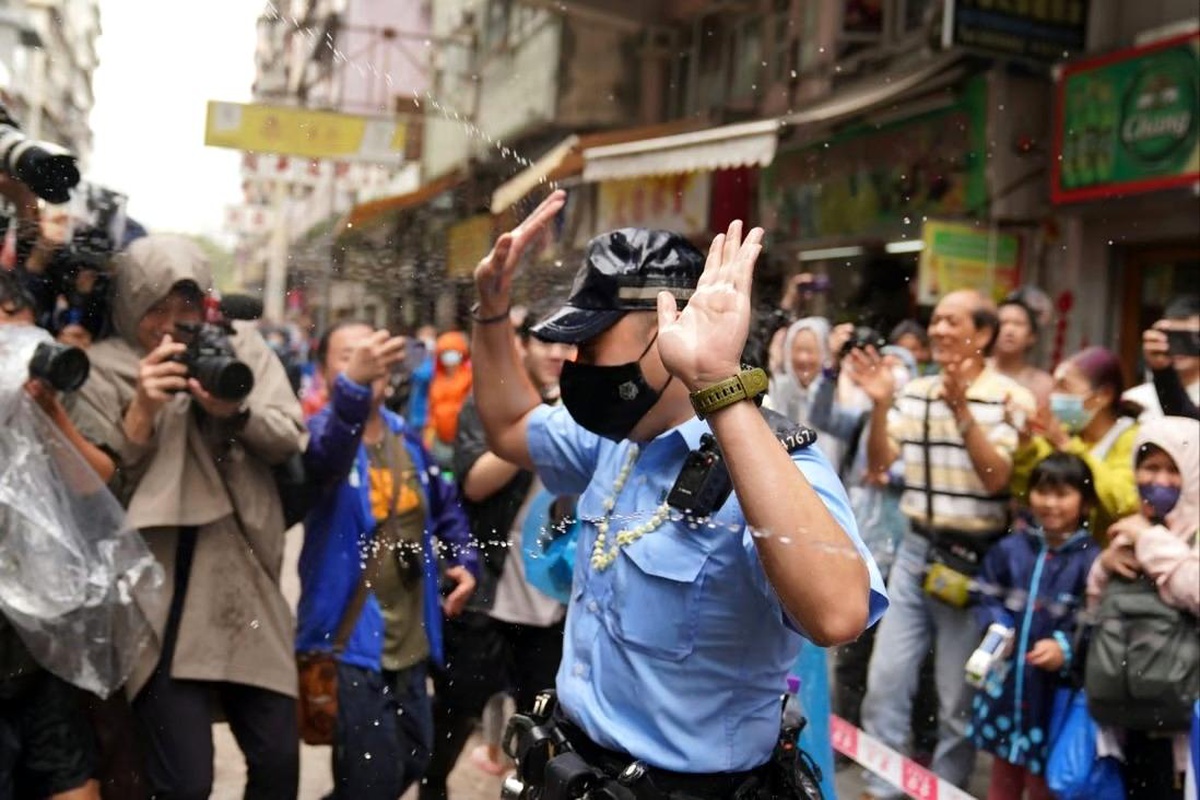 Hong Kong\'da polise su sıkan 2 kişi gözaltına alındı