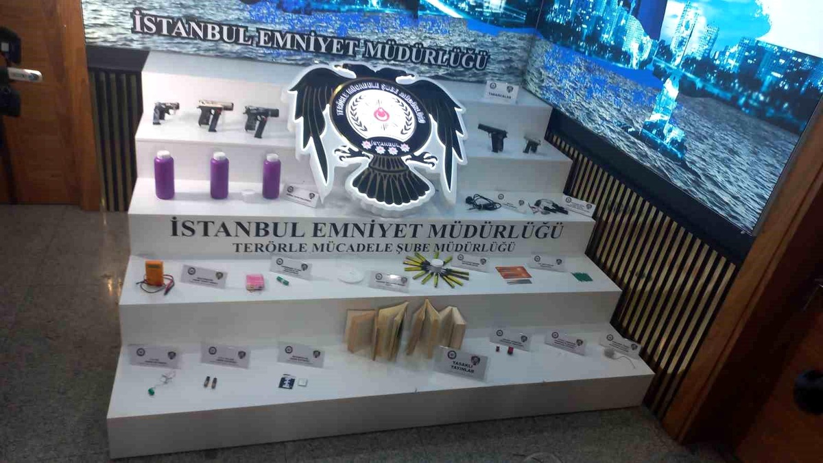 Hücre evinden çıkan patlayıcılar emniyette sergilendi