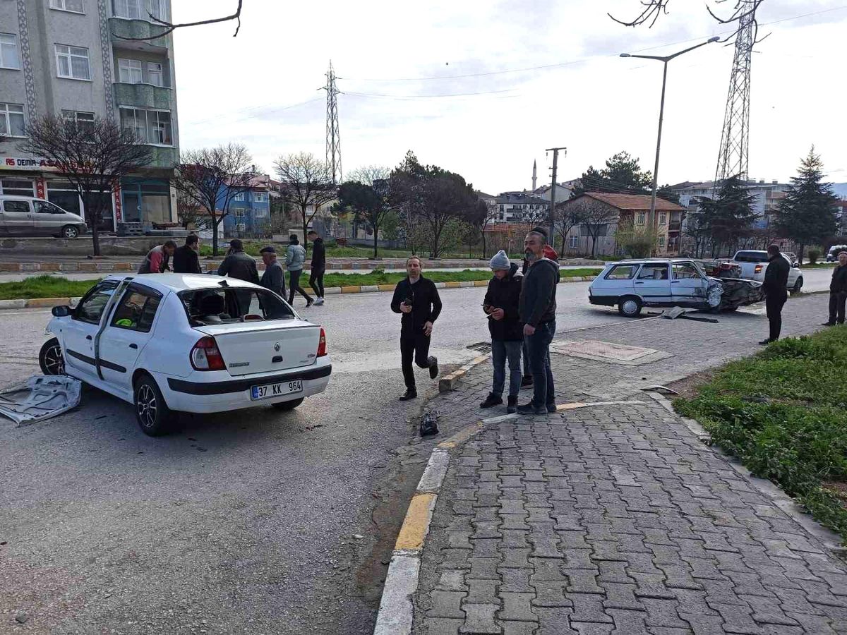 İki otomobil kavşakta çarpıştı: 2 yaralı