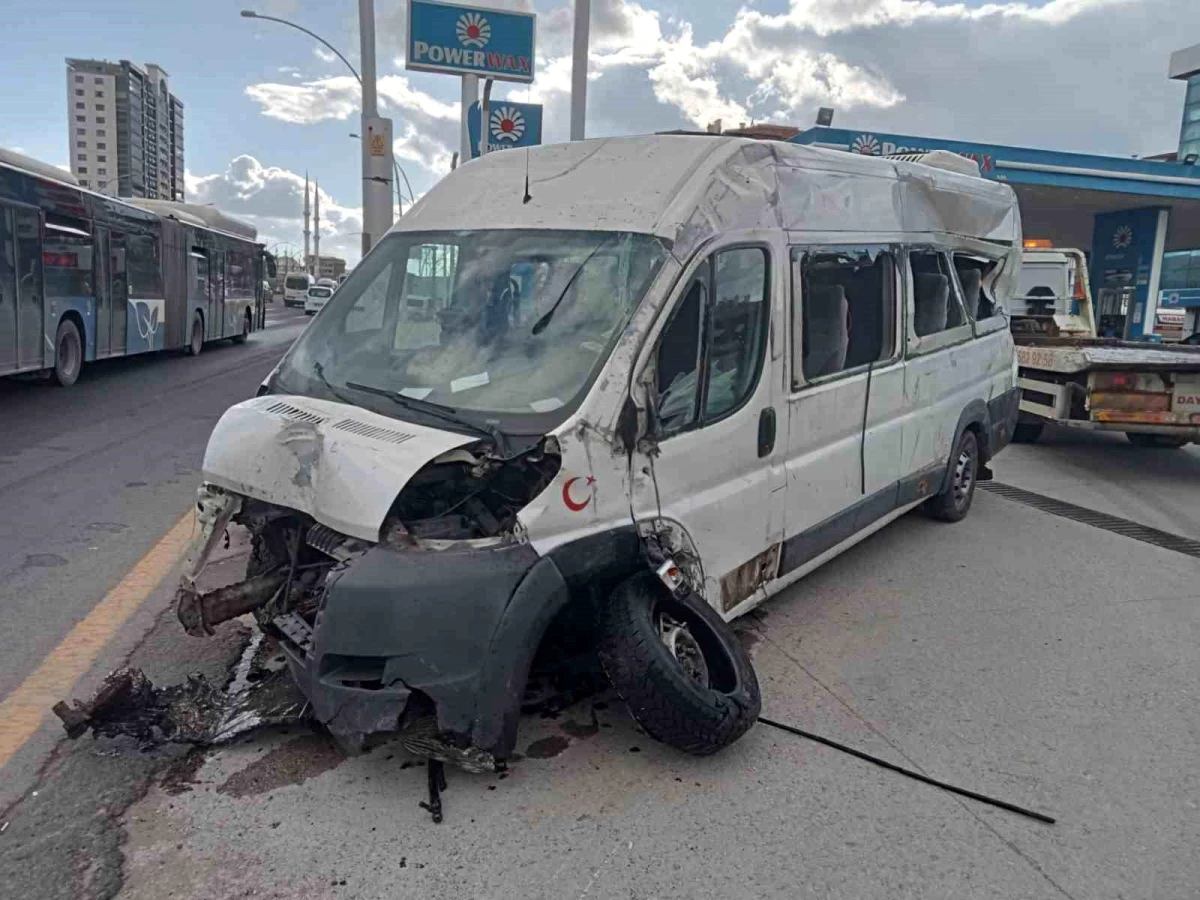 İşçileri taşıyan servis minibüsü iki otomobile çarptı: 6 yaralı
