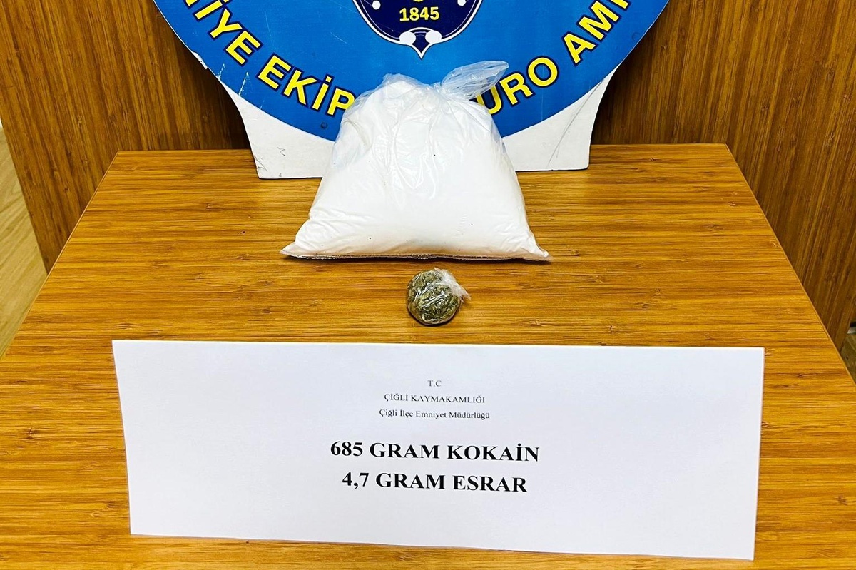 İzmir\'de polisin akıl dolu taktiğiyle yüklü miktarda kokain yakalandı