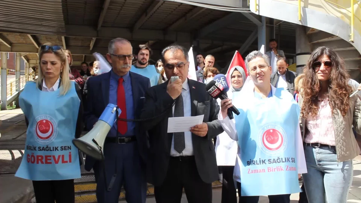 İzmir\'de Sağlık Çalışanlarından \'Otopark\' Protestosu: "Devletin Memuru Otoparkı Kullanınca mı Aklınız Başınıza Geldi"