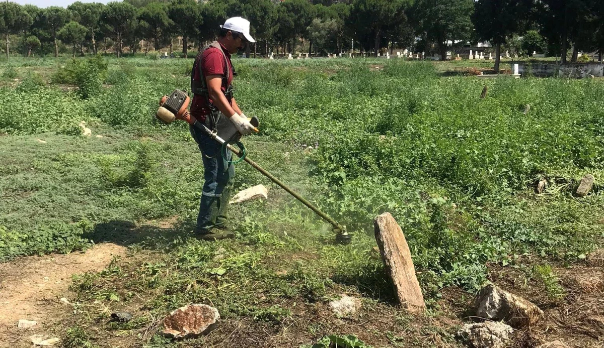 Koçarlı\'da mezarlık ve camiler bayrama hazırlanıyor