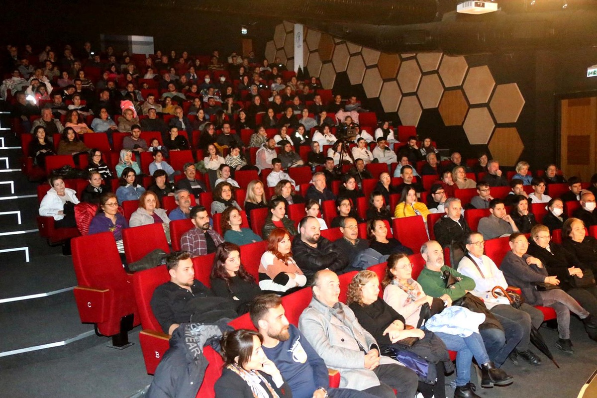 Merkezefendi Kent Tiyatrosu keyifli anlar yaşatıyor