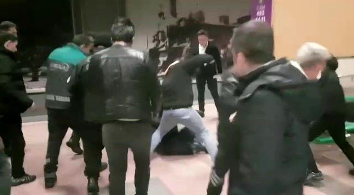 Metro istasyonundaki kavgada yumruklar konuştu