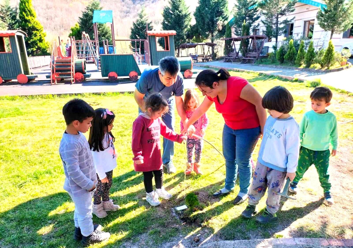 Minikler depremde hayatını kaybeden öğrenciler anısına fidan dikti