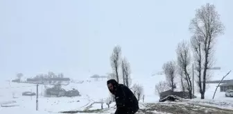 Muş'ta Nisan ayında kar yağışı
