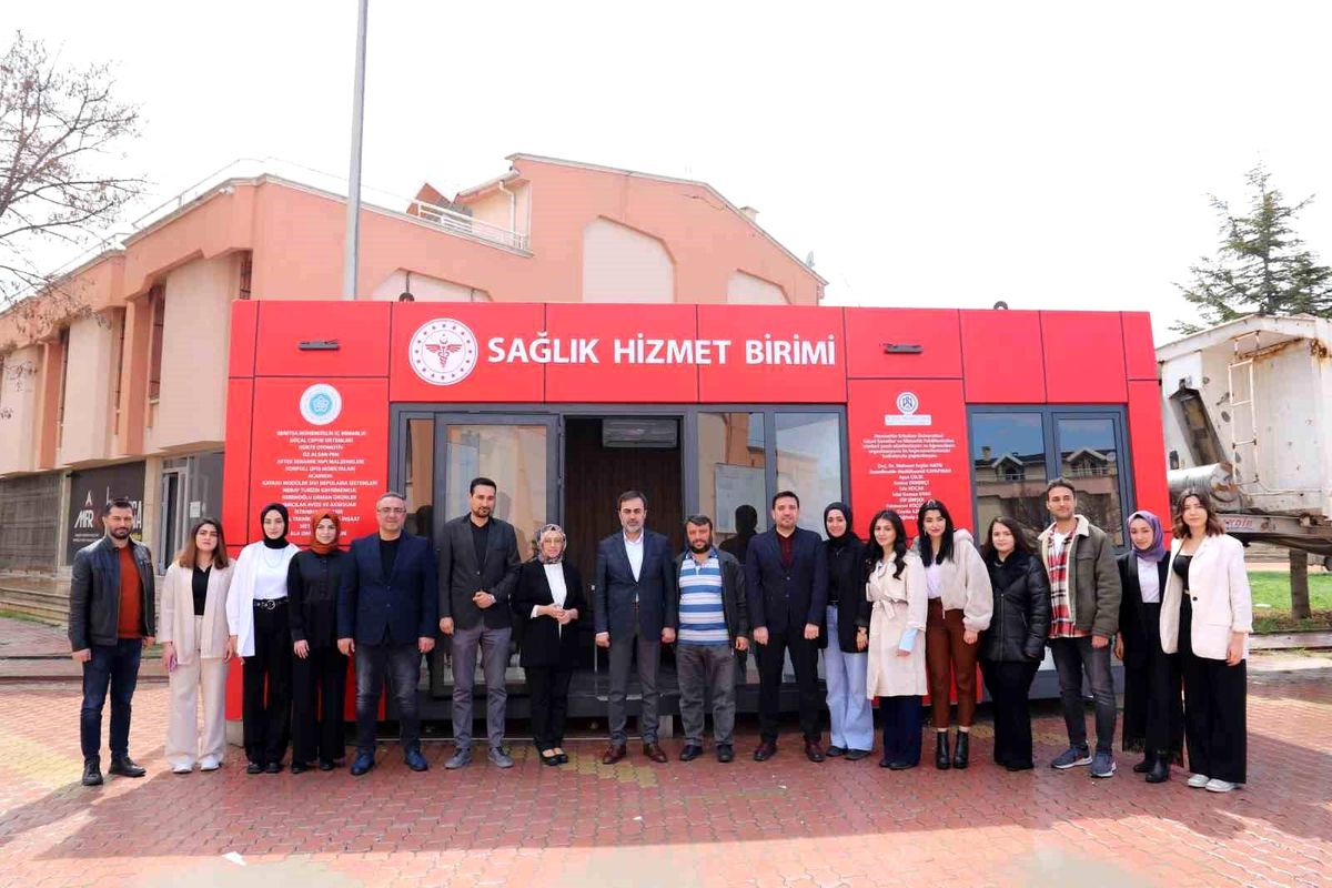 NEÜ öğrencilerinin tasarladığı sağlık kabini Hatay'a gönderildi