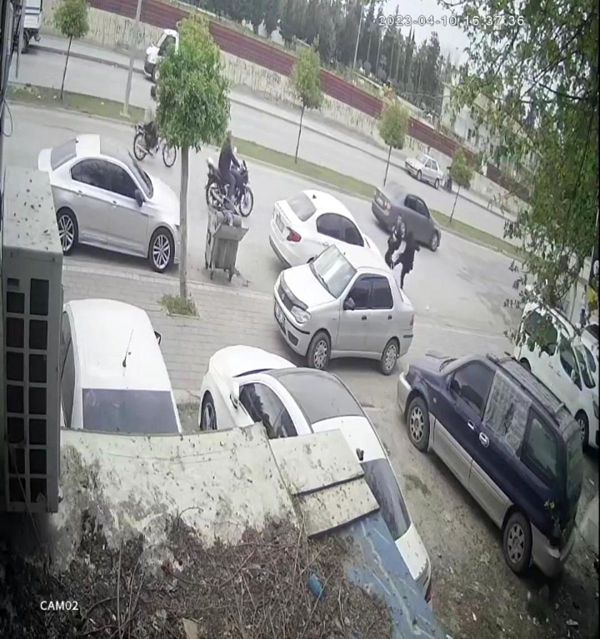 O anlar kamerada: Yanındaki şahsı tekmeledi, aracın önüne atladı