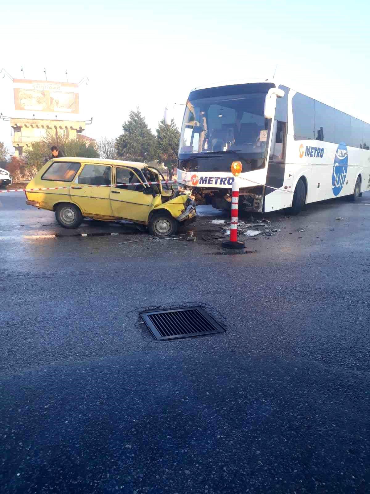 Otomobil ile yolcu otobüsü çarpıştı: 1 ölü