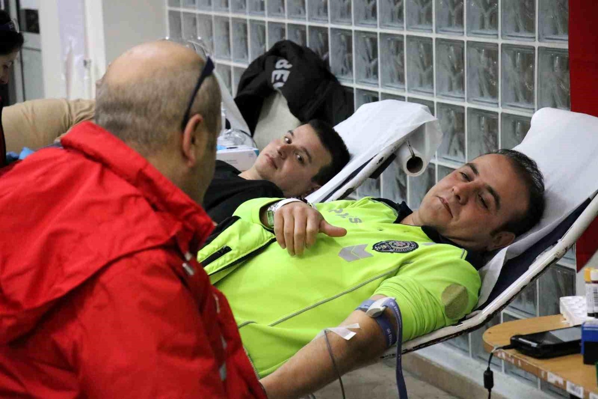 Polisler can kurtarmak için kan verdi