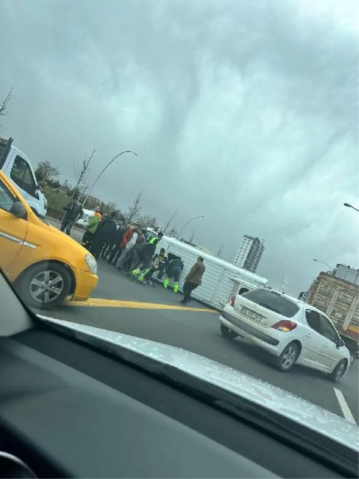 Ankara\'da işçilerin taşındığı servis minibüsü ile otomobil ve kamyonet çarpıştı 6 yaralı